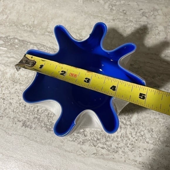 Murano White/Cobalt Blue Spatter/Handkerchief Ruffle Vase (1 Vase) - Picture 4 of 6